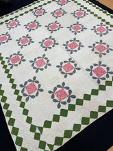 Load image into Gallery viewer, Honey Bee Quilt