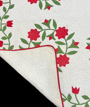 Load image into Gallery viewer, President's Wreath Quilt
