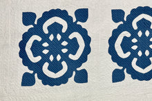 Load image into Gallery viewer, Fleur de Lys (variant) Quilt
