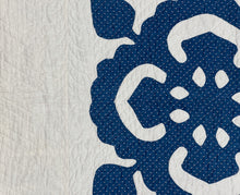 Load image into Gallery viewer, Fleur de Lys (variant) Quilt
