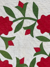 Load image into Gallery viewer, President's Wreath Quilt

