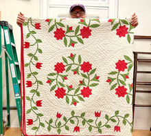 Load image into Gallery viewer, President's Wreath Quilt

